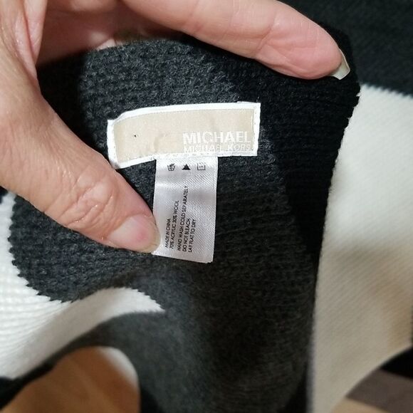 Michael Kors Women Scarf LOGO Knit Wool Blend Stripped Zigzag Gray White Black - Picture 9 of 9